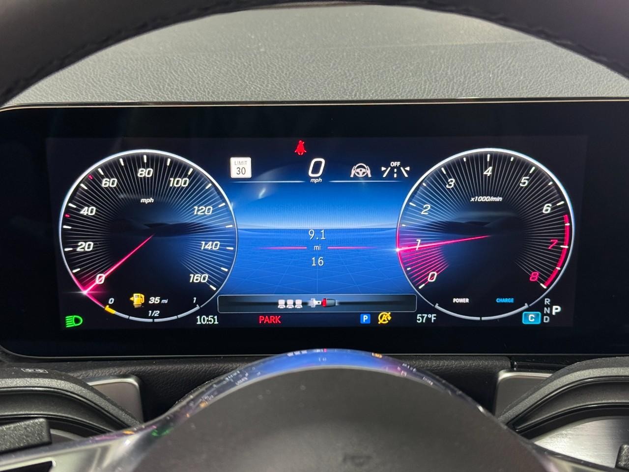 Mercedes-Benz GLB Vehicle Full-screen Gallery Image 34