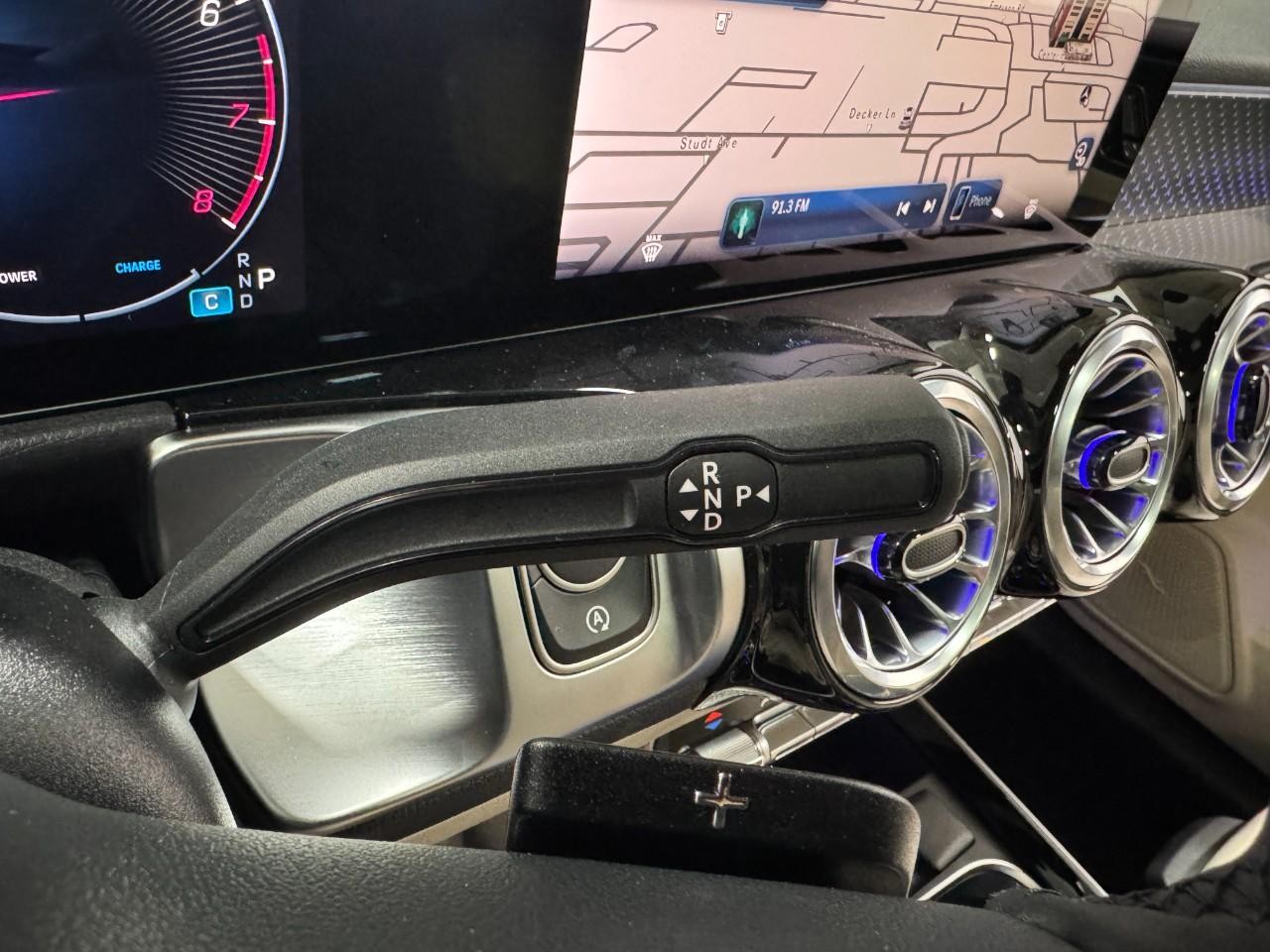 Mercedes-Benz GLB Vehicle Full-screen Gallery Image 35