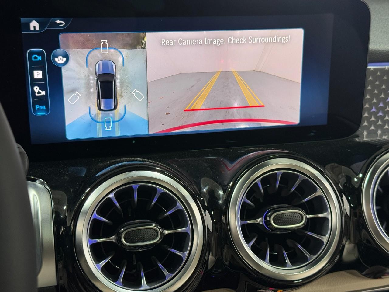 Mercedes-Benz GLB Vehicle Full-screen Gallery Image 37