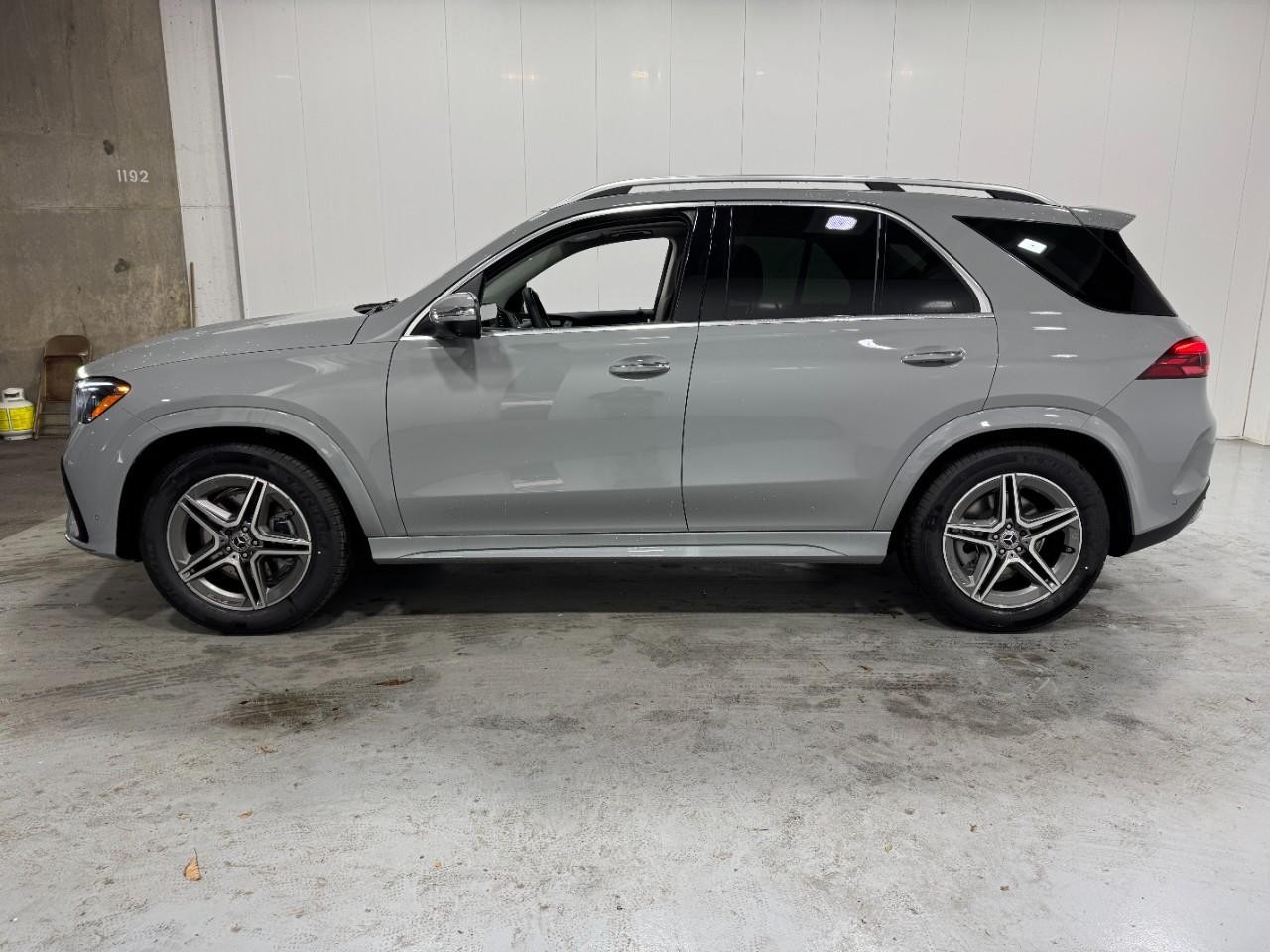 Mercedes-Benz GLE Vehicle Full-screen Gallery Image 2