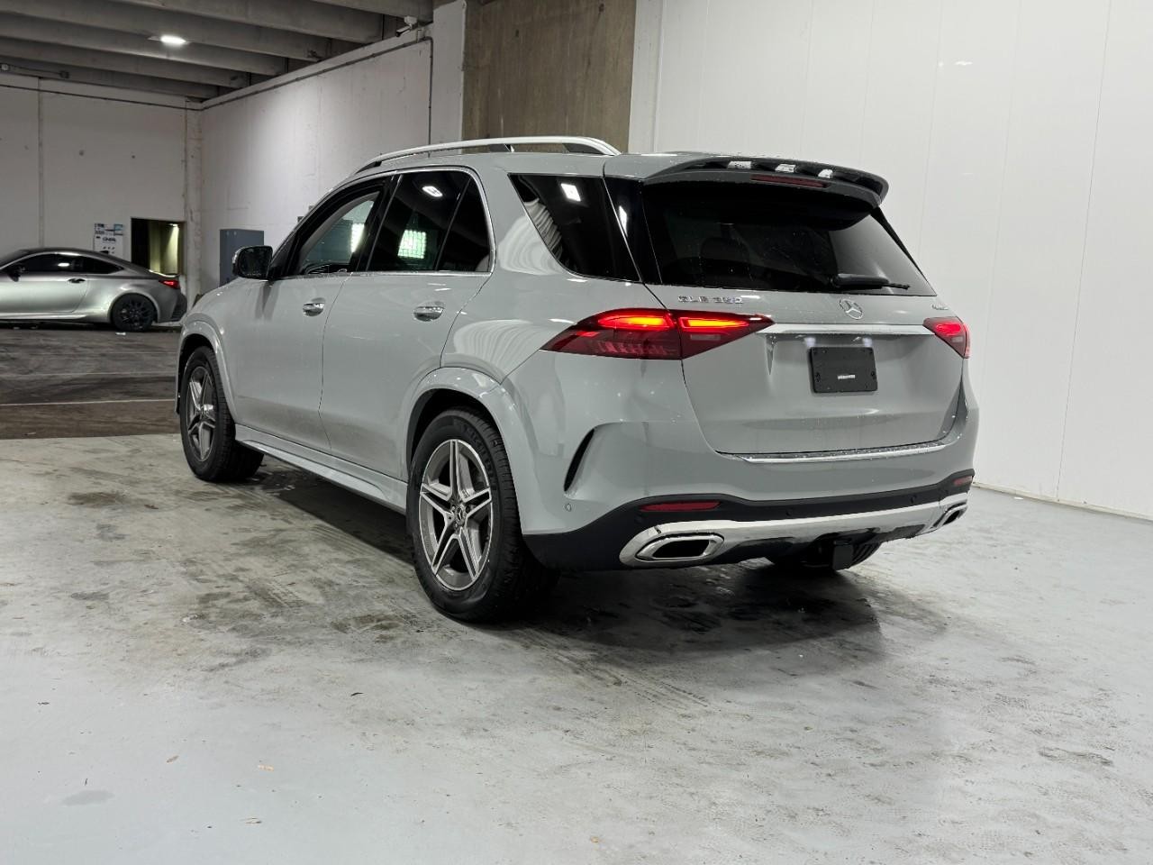 Mercedes-Benz GLE Vehicle Full-screen Gallery Image 3