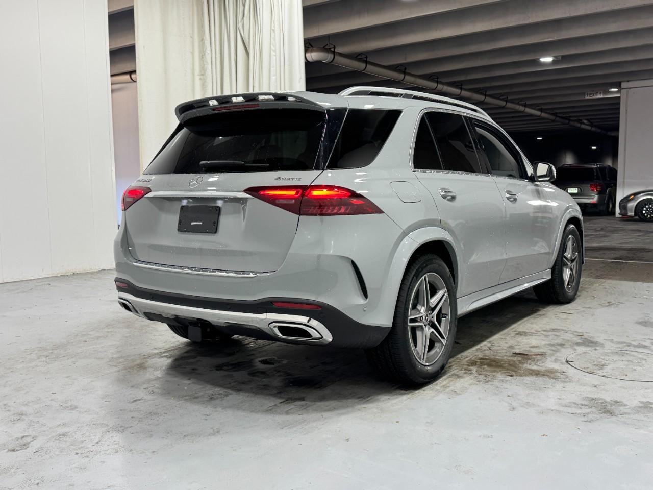 Mercedes-Benz GLE Vehicle Full-screen Gallery Image 4