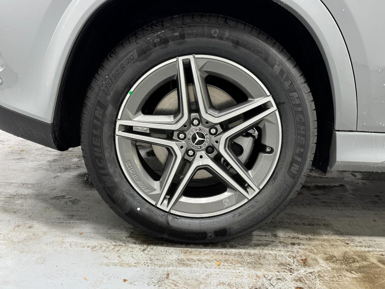 Mercedes-Benz GLE Vehicle Full-screen Gallery Image 5