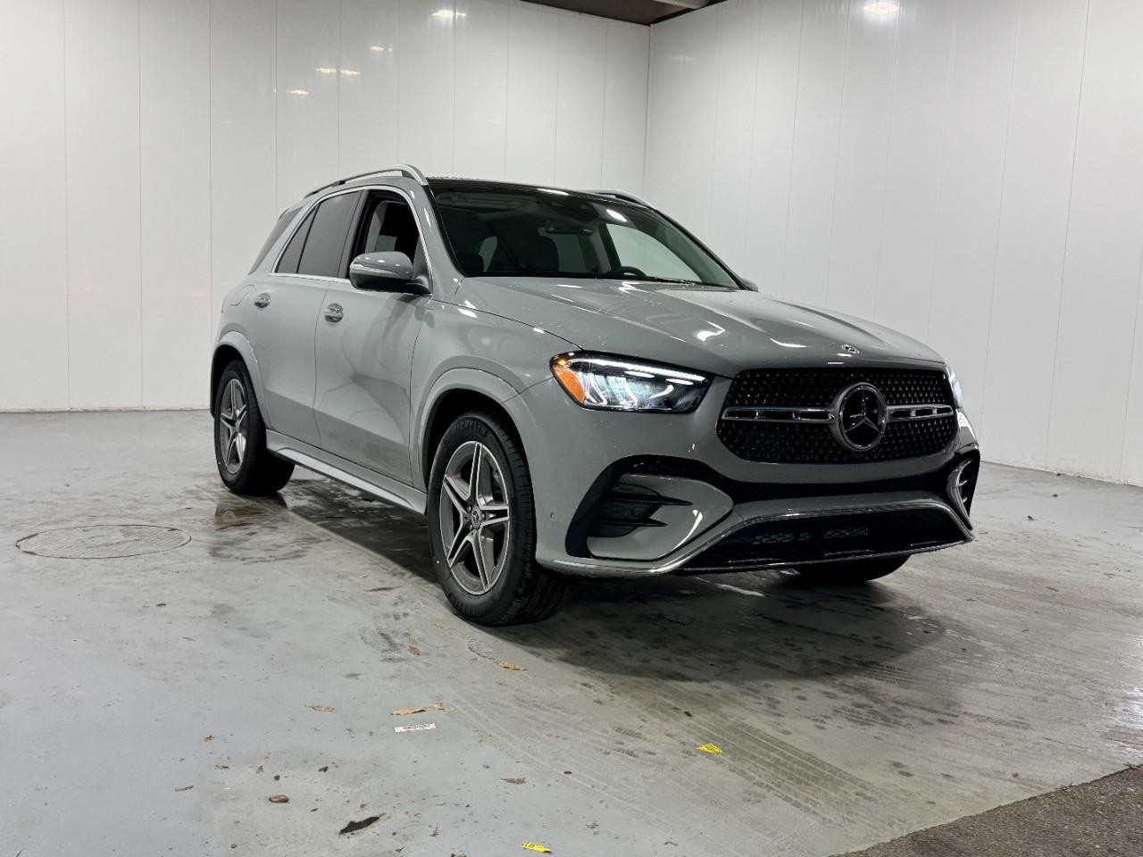 Mercedes-Benz GLE Vehicle Full-screen Gallery Image 6