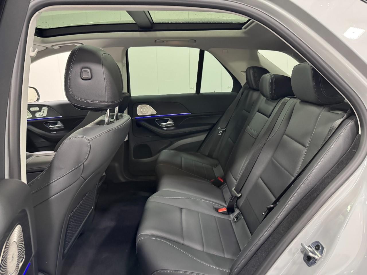 Mercedes-Benz GLE Vehicle Full-screen Gallery Image 8