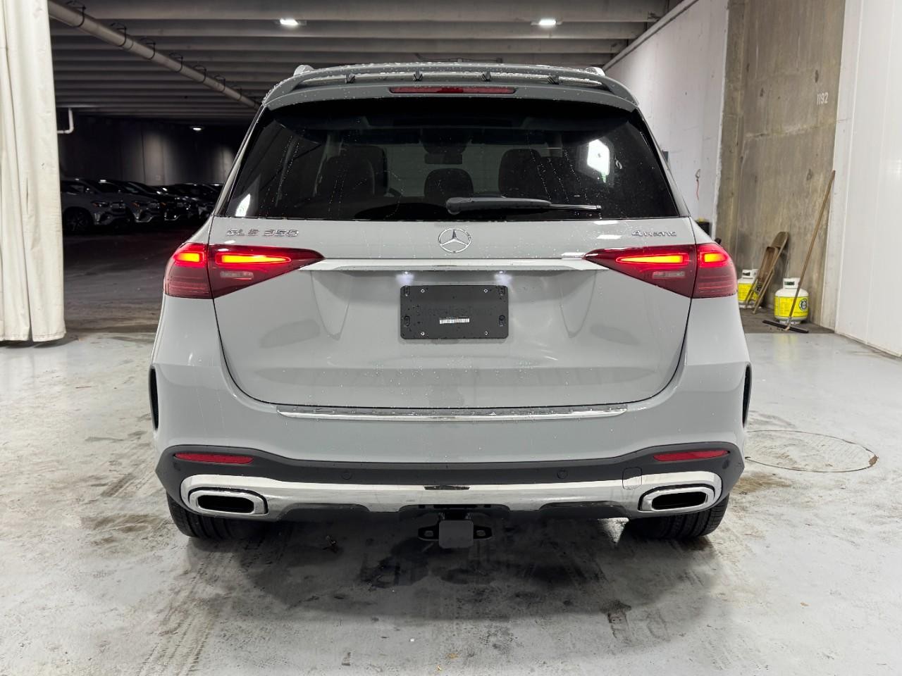 Mercedes-Benz GLE Vehicle Full-screen Gallery Image 9