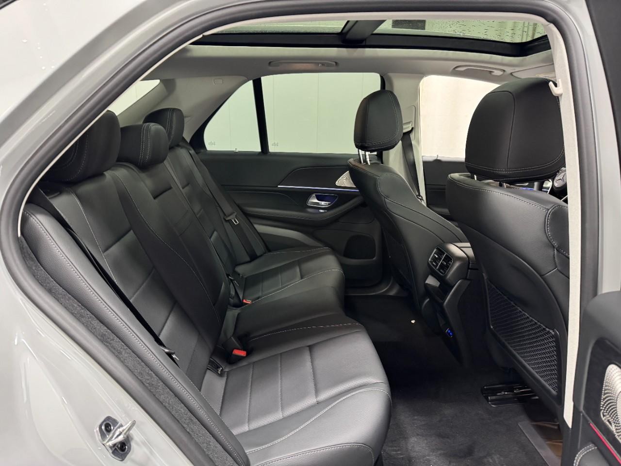 Mercedes-Benz GLE Vehicle Full-screen Gallery Image 10