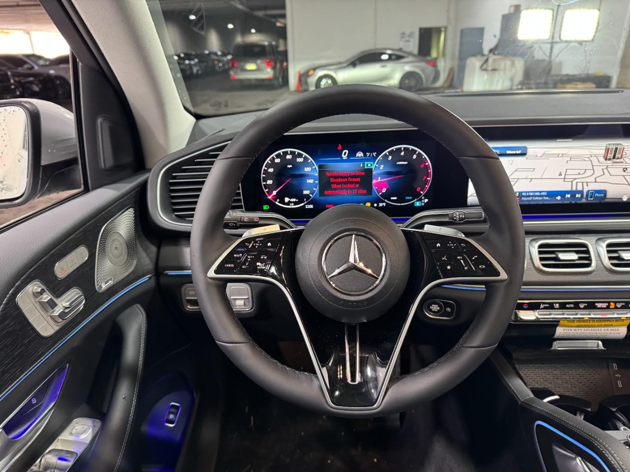 Mercedes-Benz GLE Vehicle Full-screen Gallery Image 13