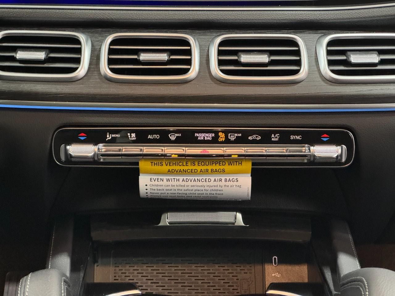 Mercedes-Benz GLE Vehicle Full-screen Gallery Image 15