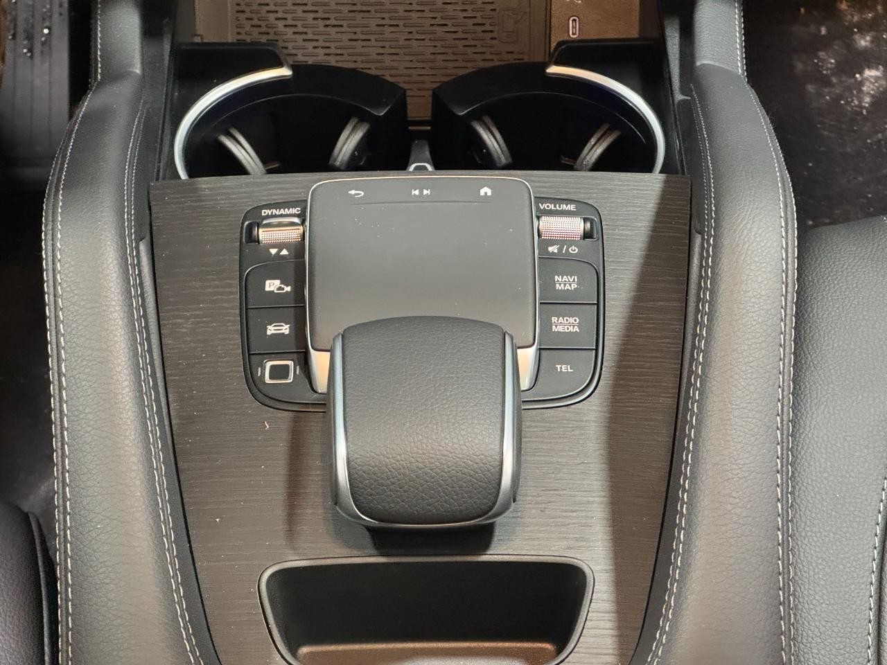 Mercedes-Benz GLE Vehicle Full-screen Gallery Image 16