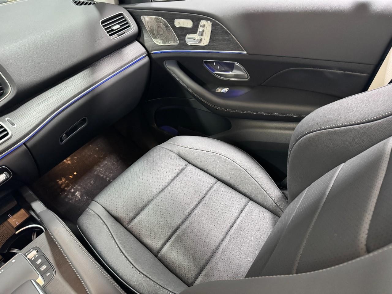 Mercedes-Benz GLE Vehicle Full-screen Gallery Image 17