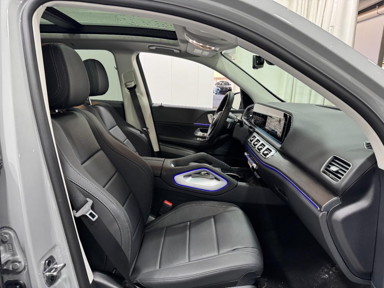 Mercedes-Benz GLE Vehicle Full-screen Gallery Image 18