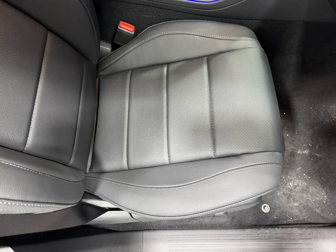 Mercedes-Benz GLE Vehicle Full-screen Gallery Image 19