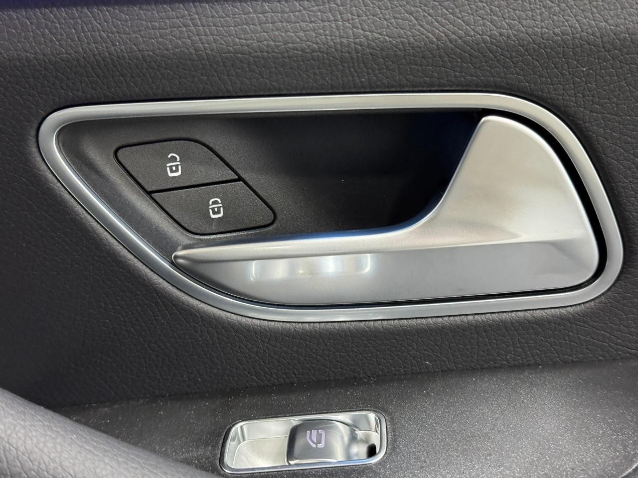 Mercedes-Benz GLE Vehicle Full-screen Gallery Image 22