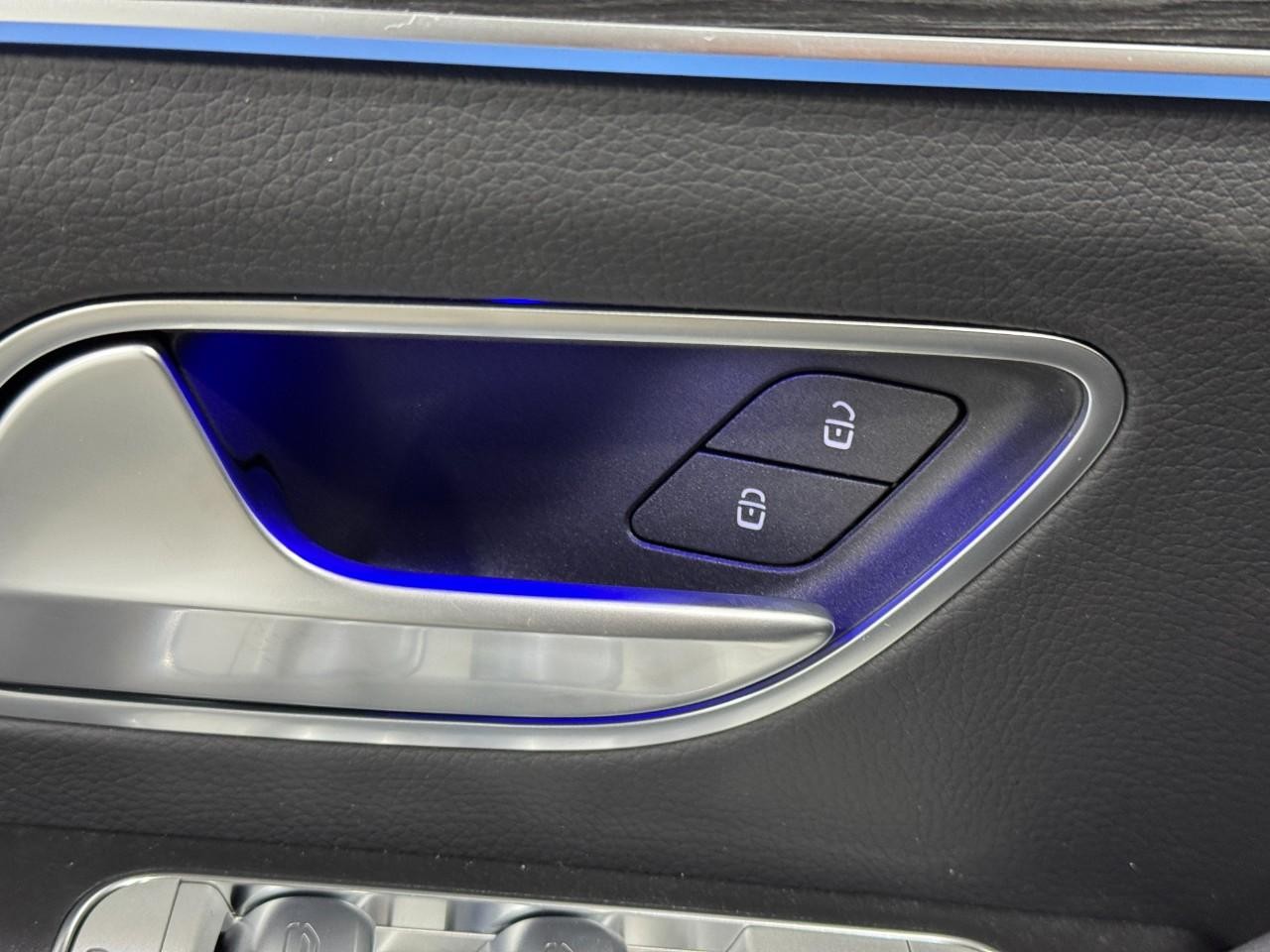 Mercedes-Benz GLE Vehicle Full-screen Gallery Image 26