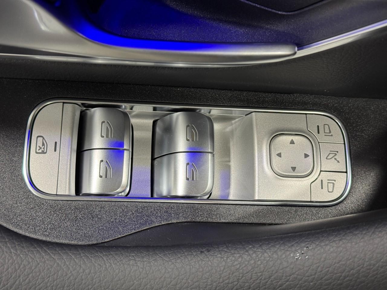 Mercedes-Benz GLE Vehicle Full-screen Gallery Image 27