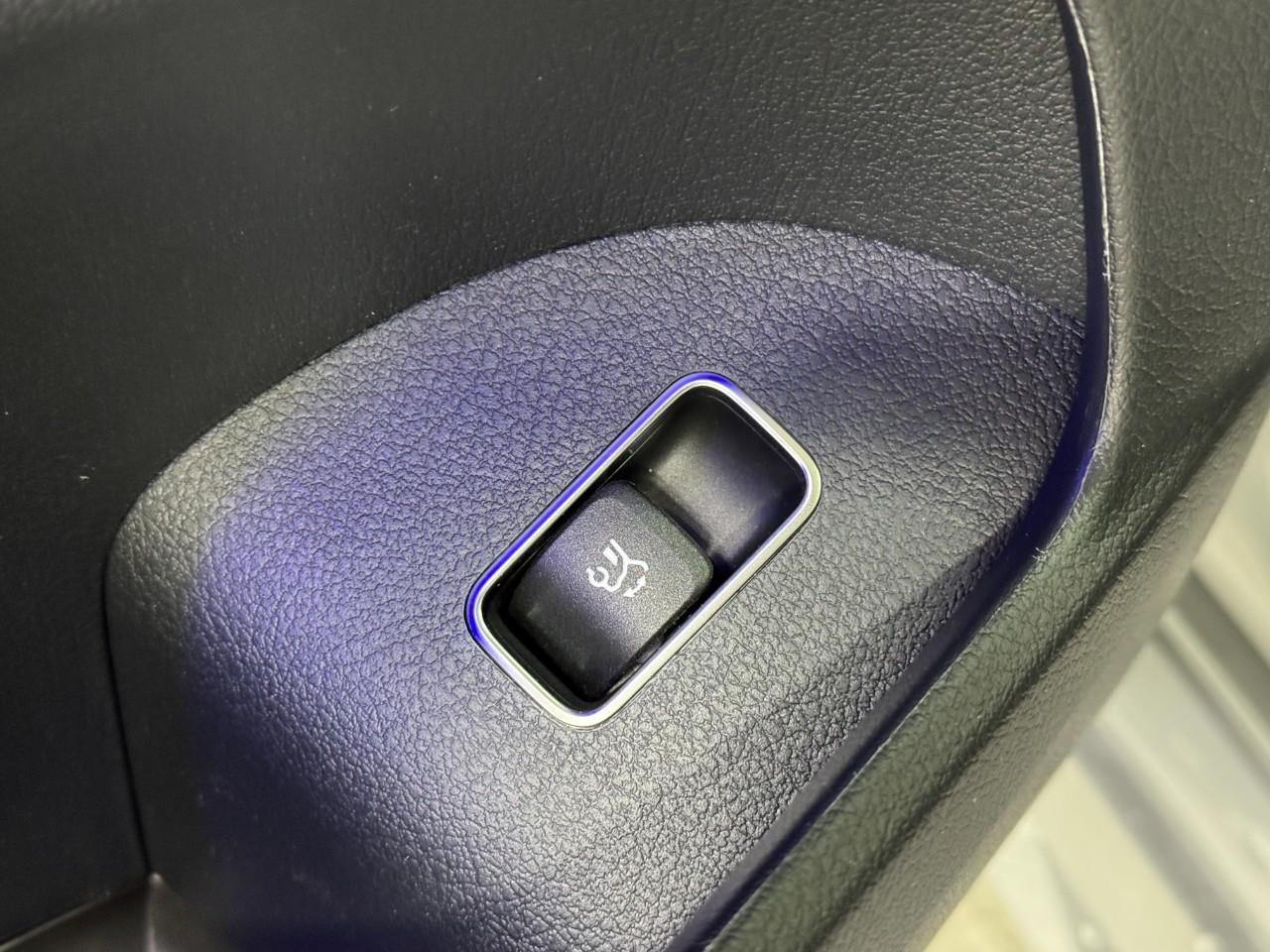 Mercedes-Benz GLE Vehicle Full-screen Gallery Image 28