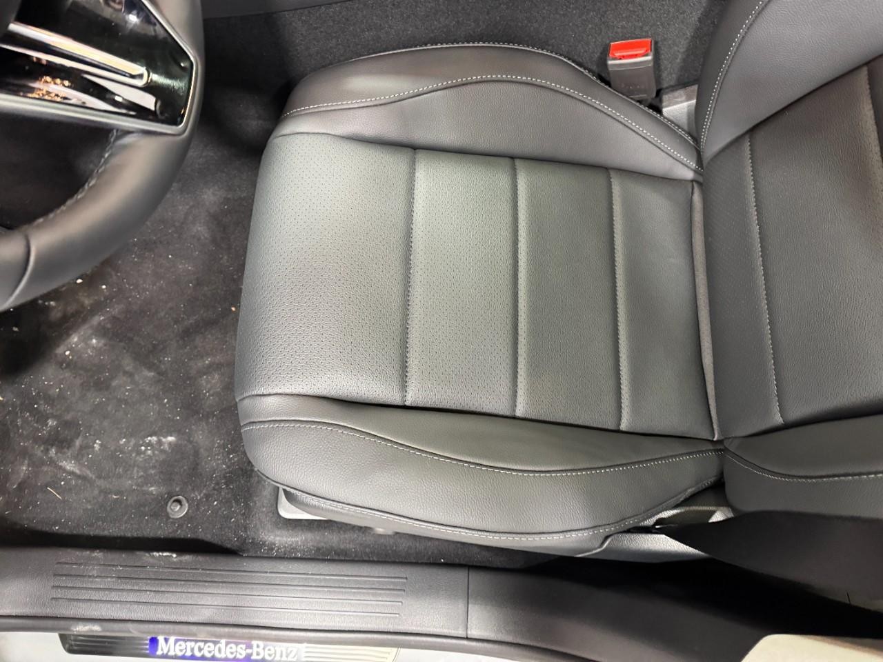 Mercedes-Benz GLE Vehicle Full-screen Gallery Image 30