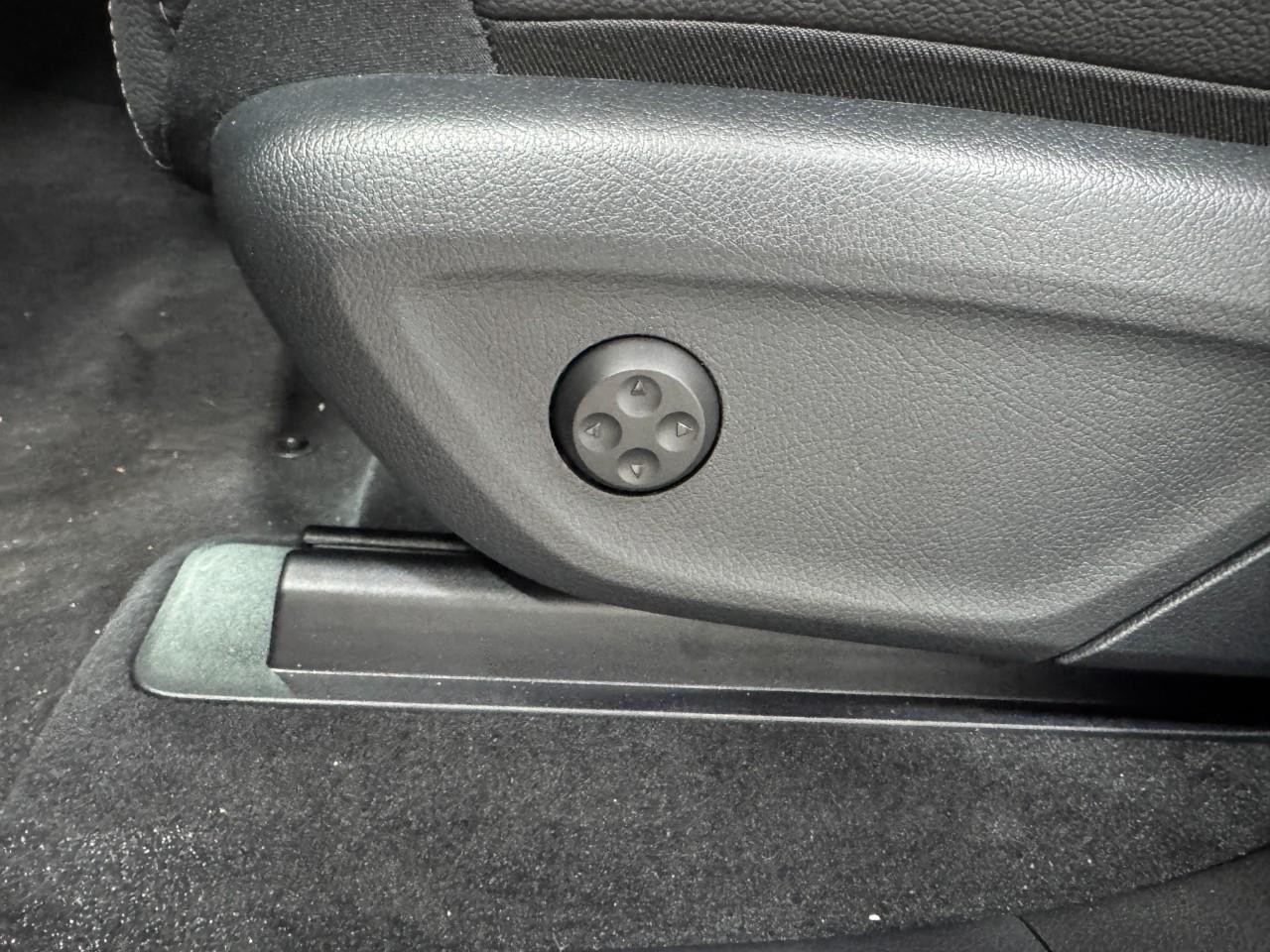 Mercedes-Benz GLE Vehicle Full-screen Gallery Image 31