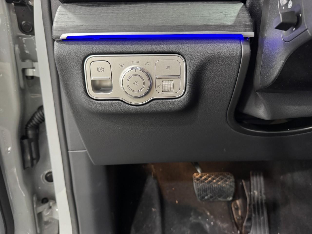 Mercedes-Benz GLE Vehicle Full-screen Gallery Image 32