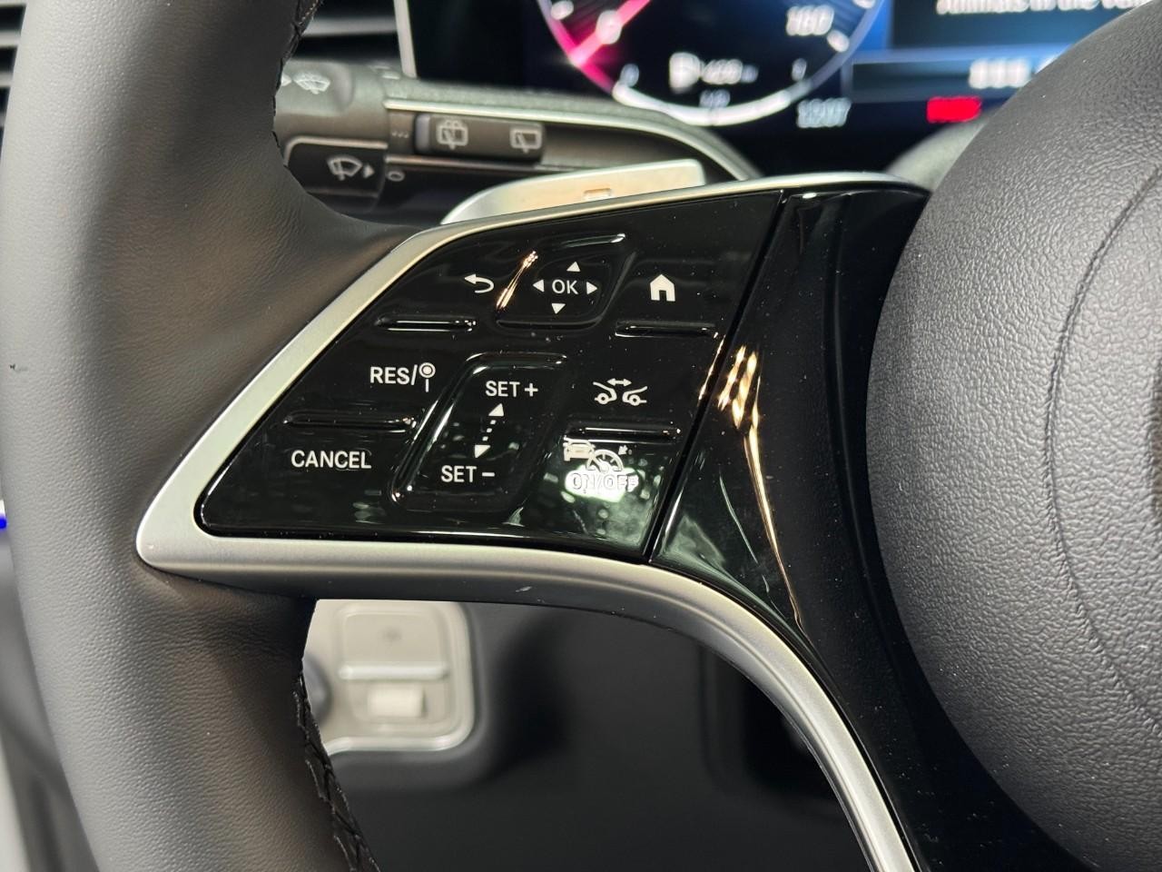 Mercedes-Benz GLE Vehicle Full-screen Gallery Image 33