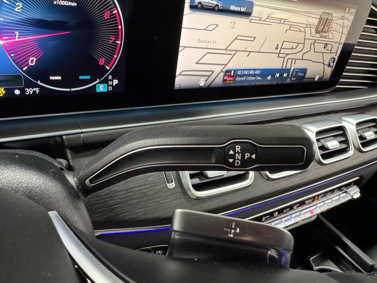 Mercedes-Benz GLE Vehicle Full-screen Gallery Image 36