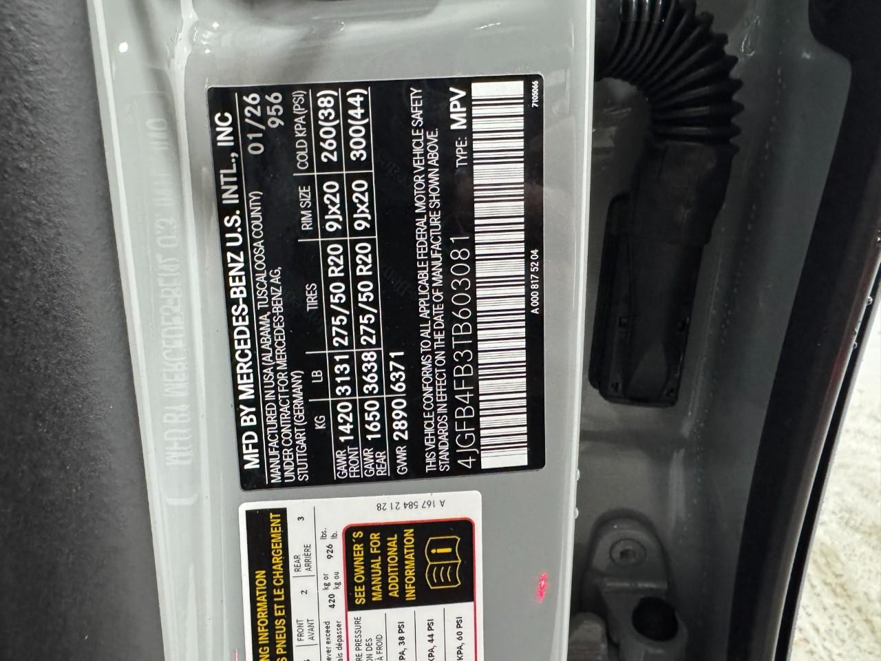 Mercedes-Benz GLE Vehicle Full-screen Gallery Image 38