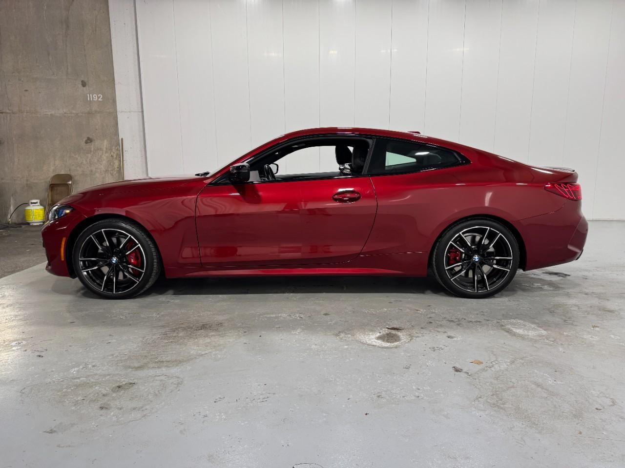 BMW 4 Series Vehicle Full-screen Gallery Image 02