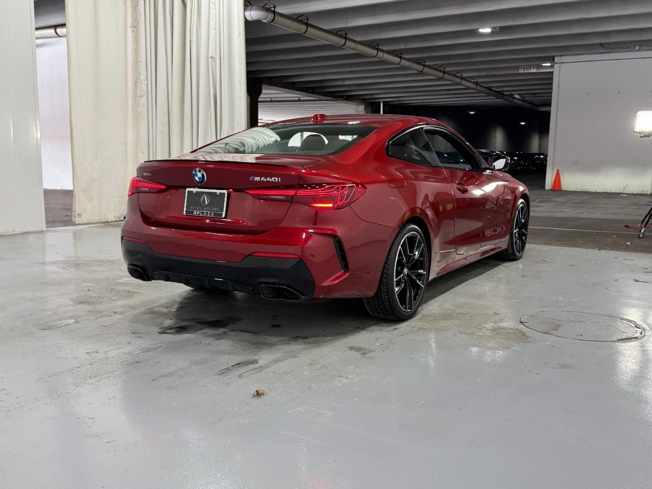 BMW 4 Series Vehicle Full-screen Gallery Image 04