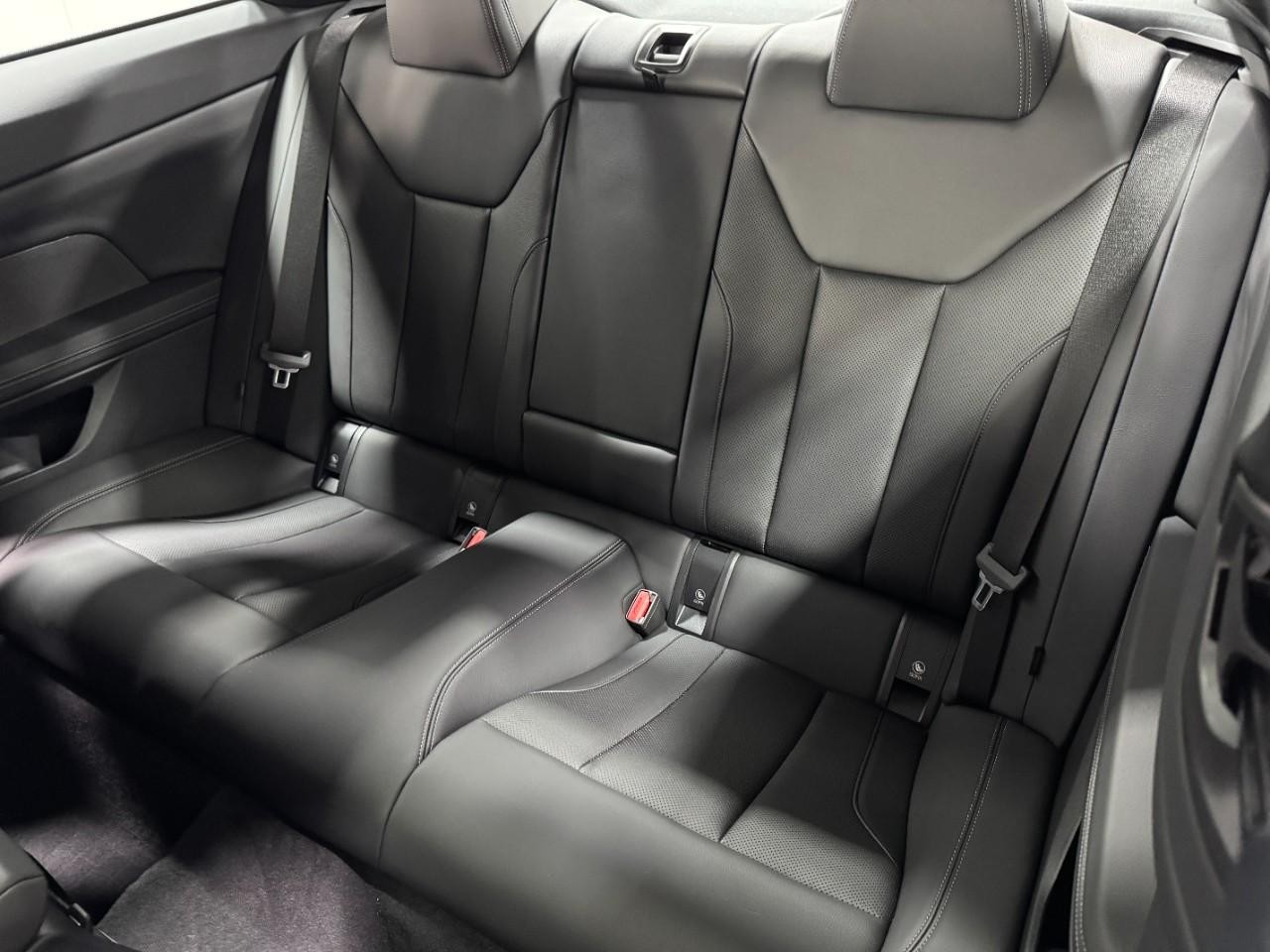 BMW 4 Series Vehicle Full-screen Gallery Image 08