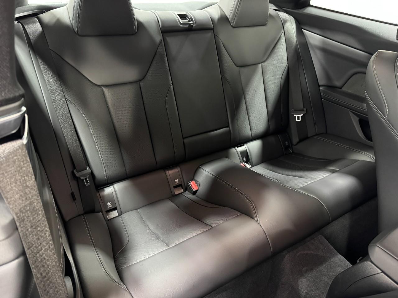 BMW 4 Series Vehicle Full-screen Gallery Image 10