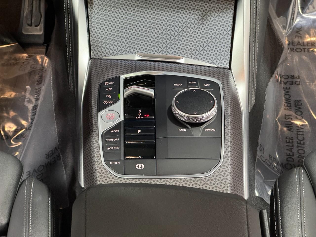 BMW 4 Series Vehicle Full-screen Gallery Image 15