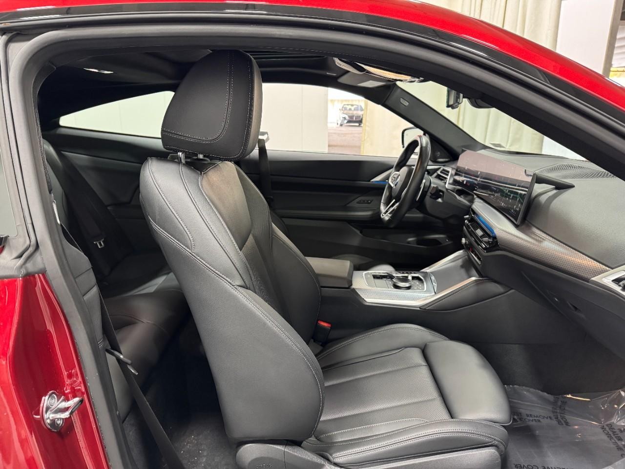 BMW 4 Series Vehicle Full-screen Gallery Image 17