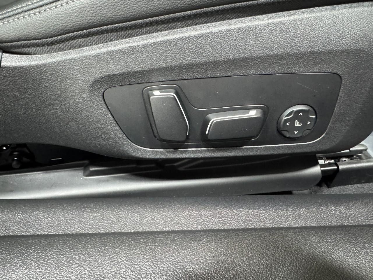 BMW 4 Series Vehicle Full-screen Gallery Image 19