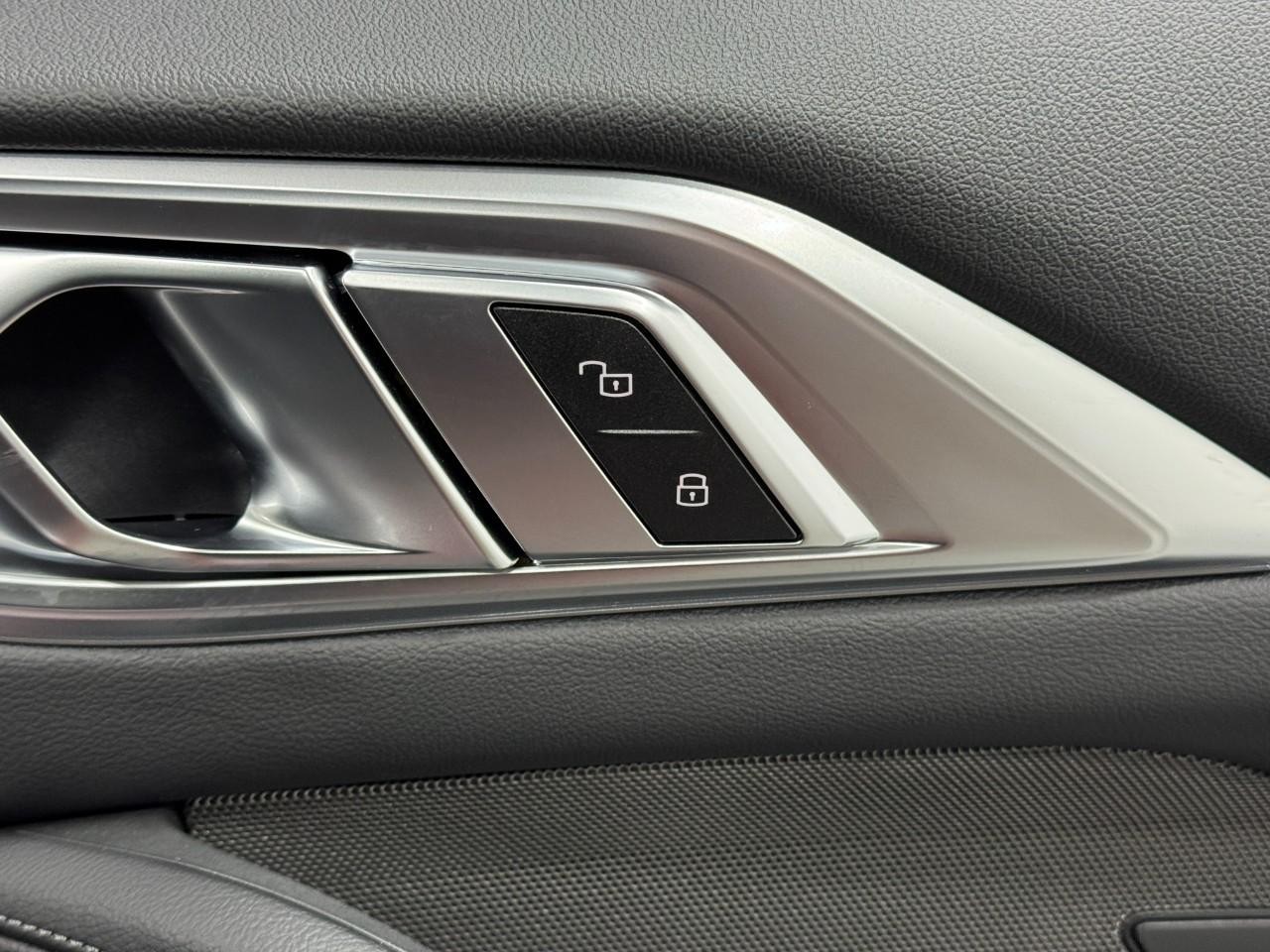 BMW 4 Series Vehicle Full-screen Gallery Image 20