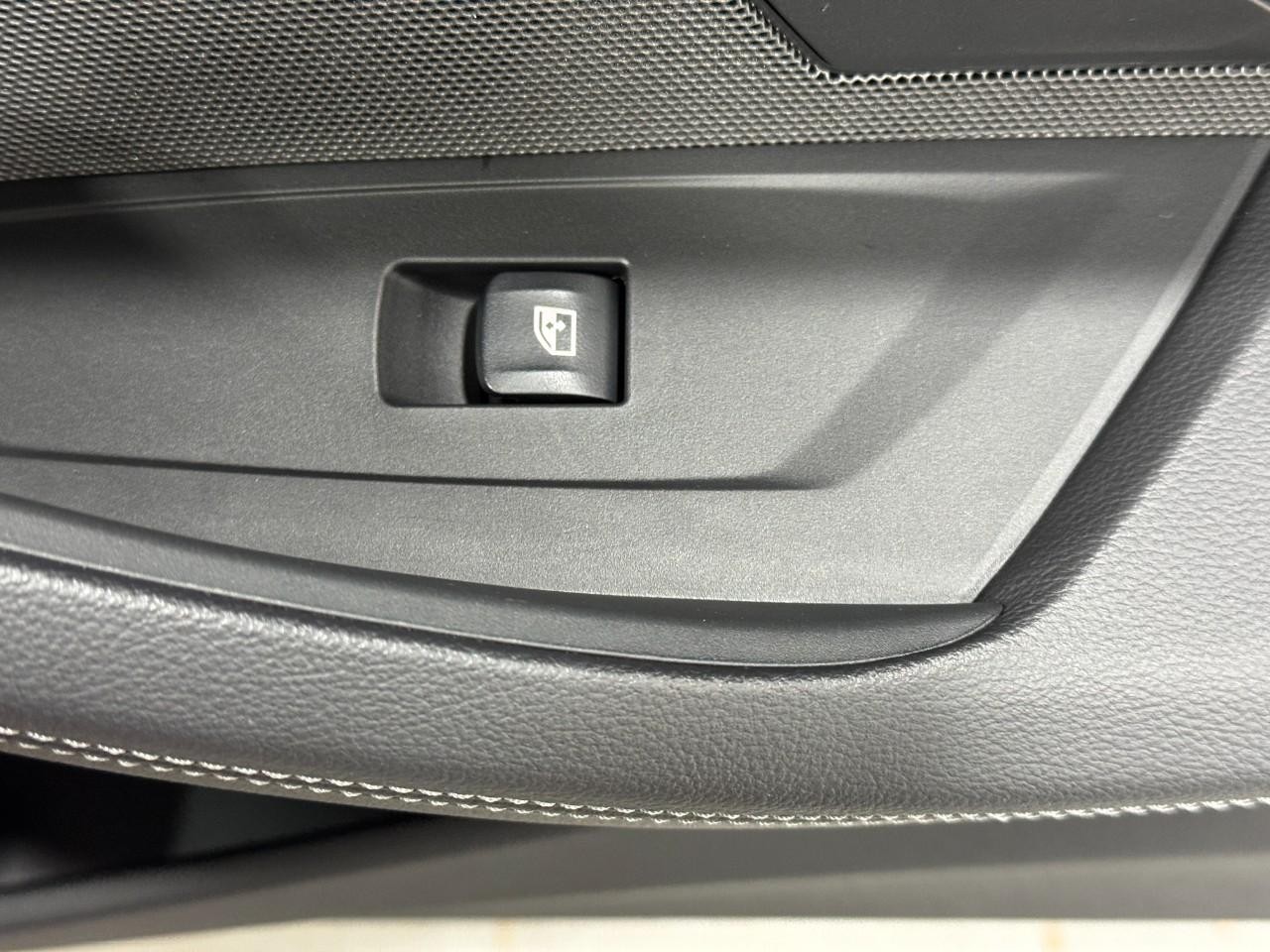 BMW 4 Series Vehicle Full-screen Gallery Image 21