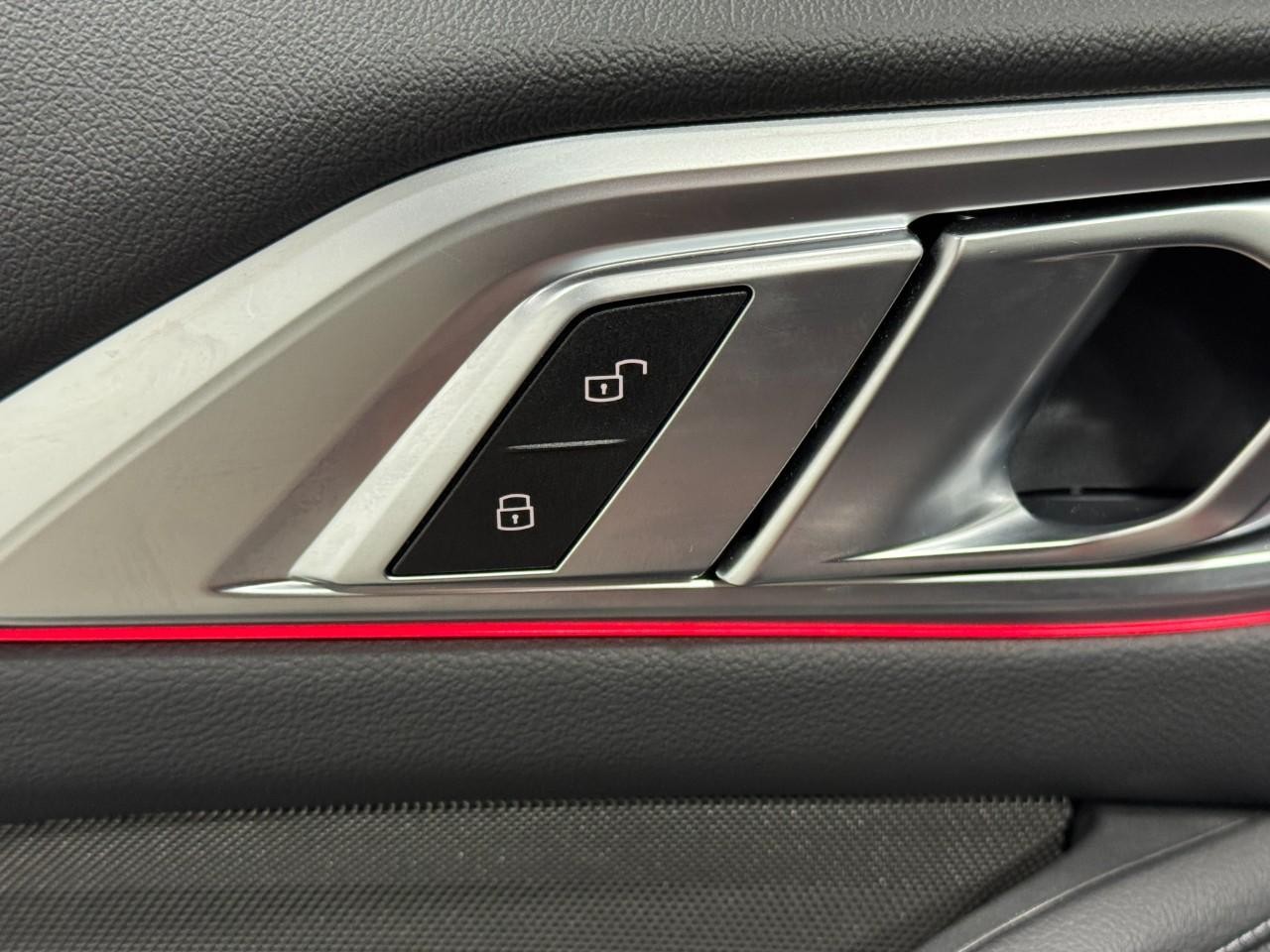 BMW 4 Series Vehicle Full-screen Gallery Image 23