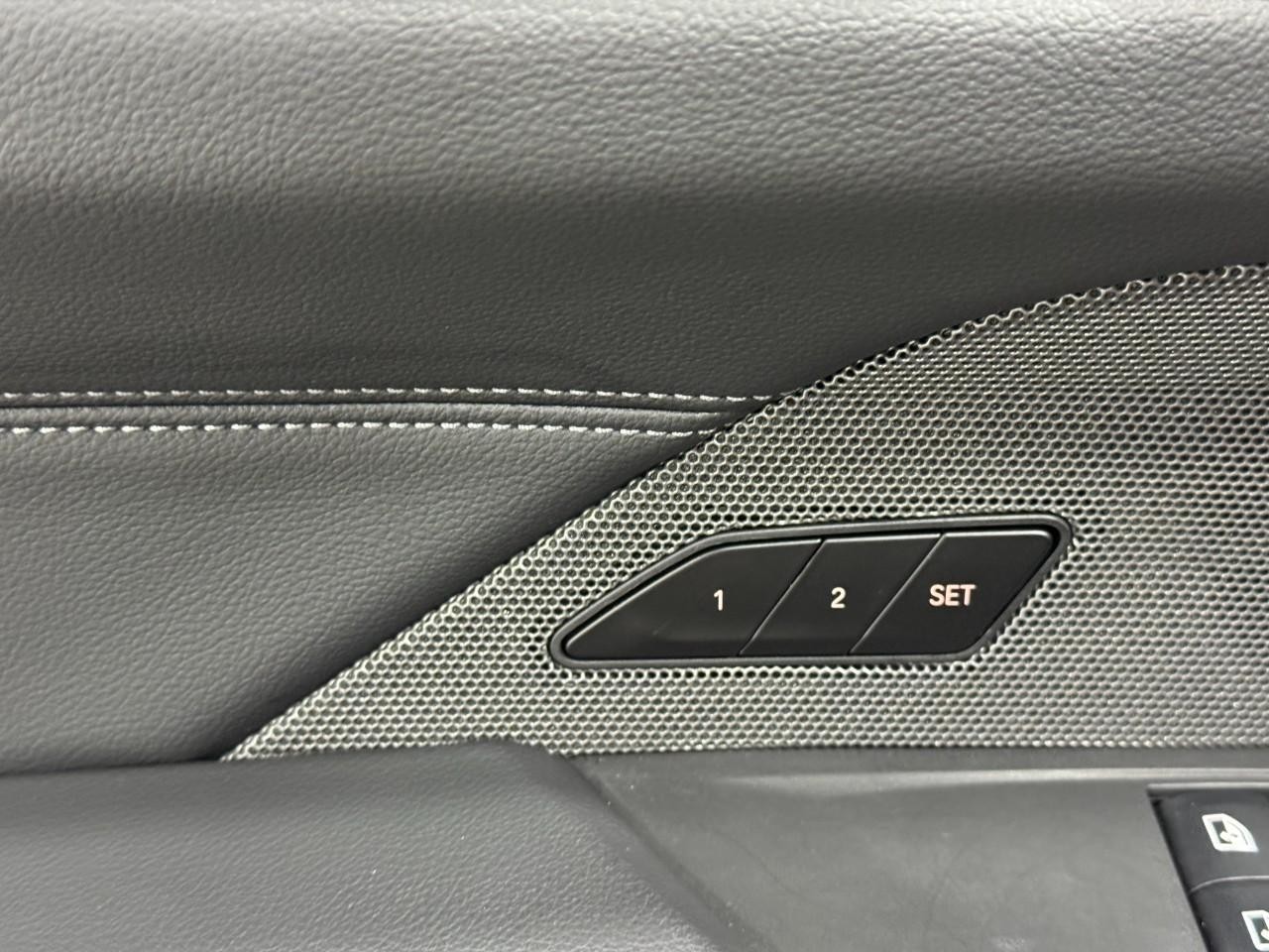 BMW 4 Series Vehicle Full-screen Gallery Image 24