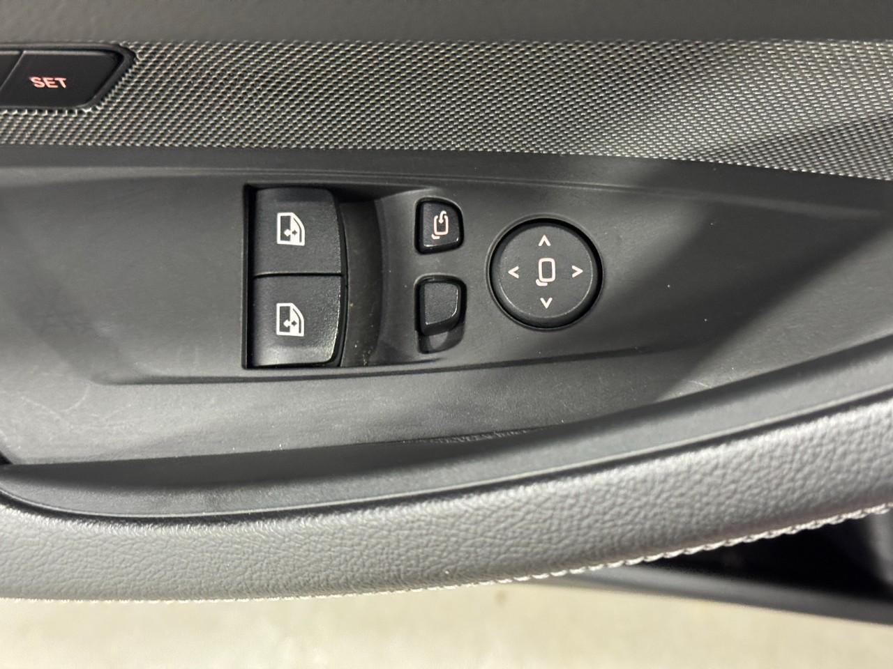 BMW 4 Series Vehicle Full-screen Gallery Image 25