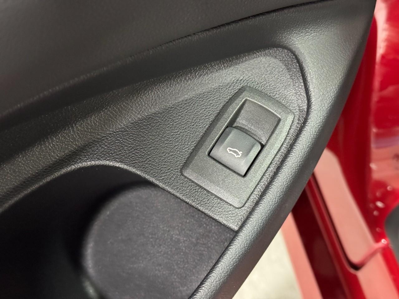 BMW 4 Series Vehicle Full-screen Gallery Image 26