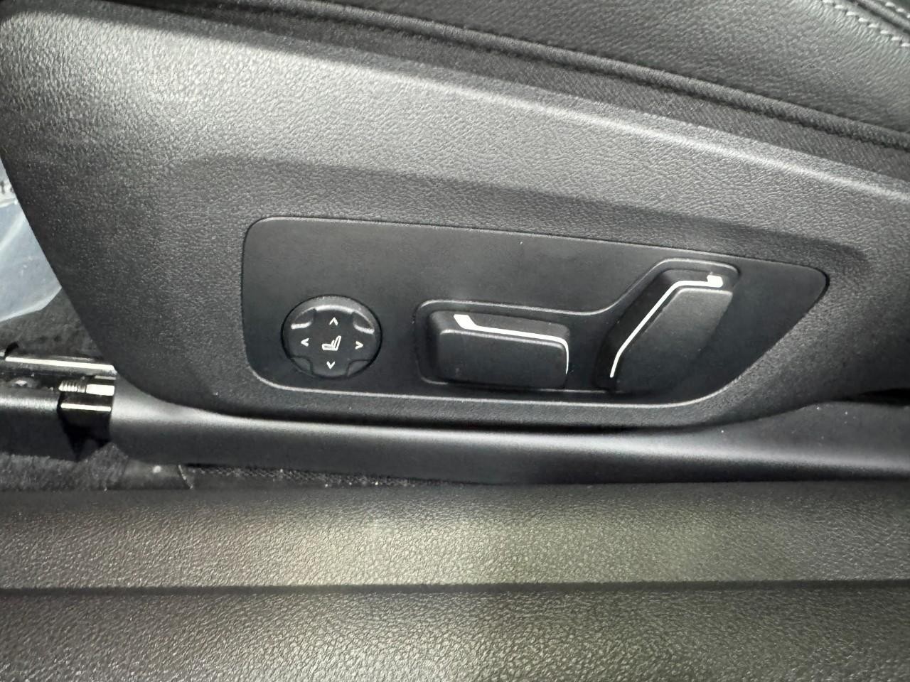 BMW 4 Series Vehicle Full-screen Gallery Image 29