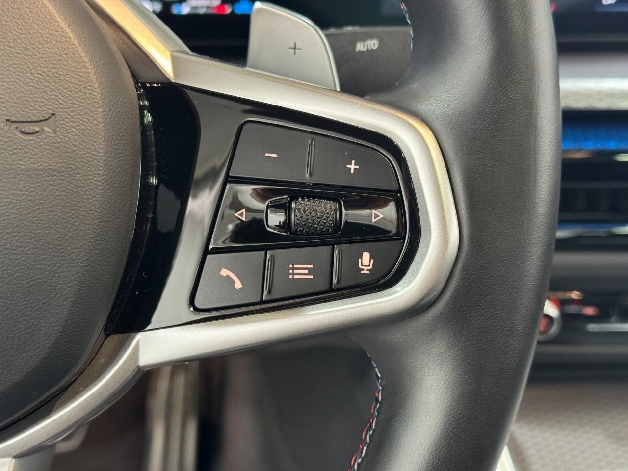 BMW 4 Series Vehicle Full-screen Gallery Image 32