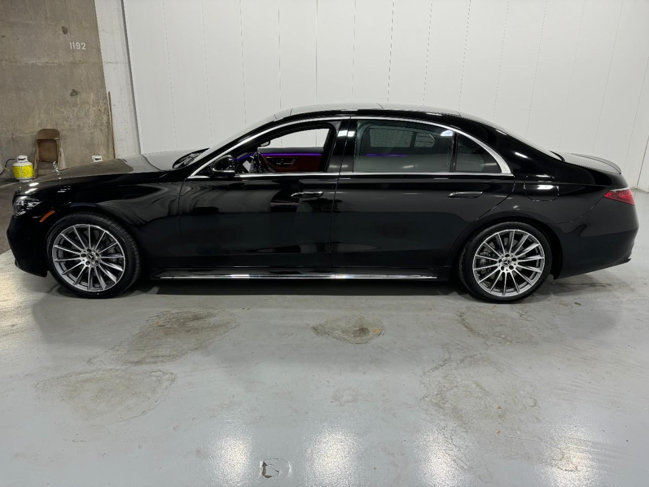Mercedes-Benz S-Class Vehicle Full-screen Gallery Image 2