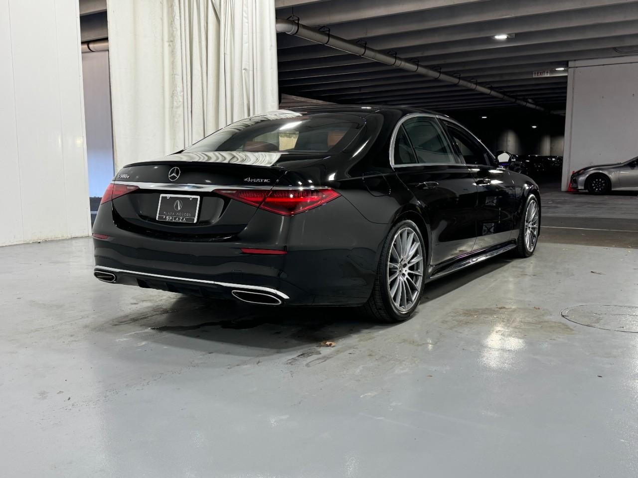 Mercedes-Benz S-Class Vehicle Full-screen Gallery Image 4