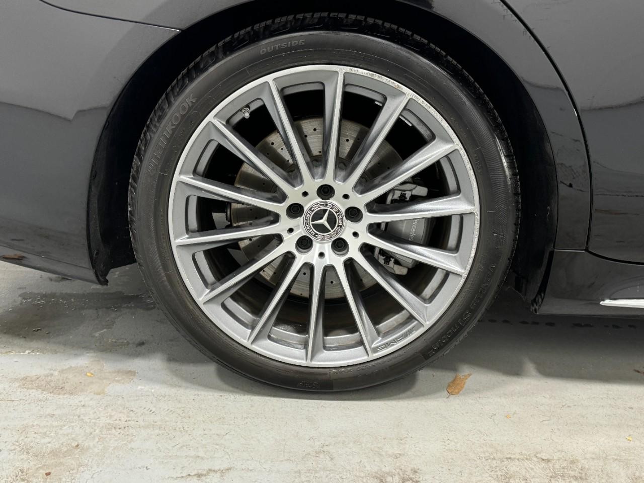 Mercedes-Benz S-Class Vehicle Full-screen Gallery Image 5