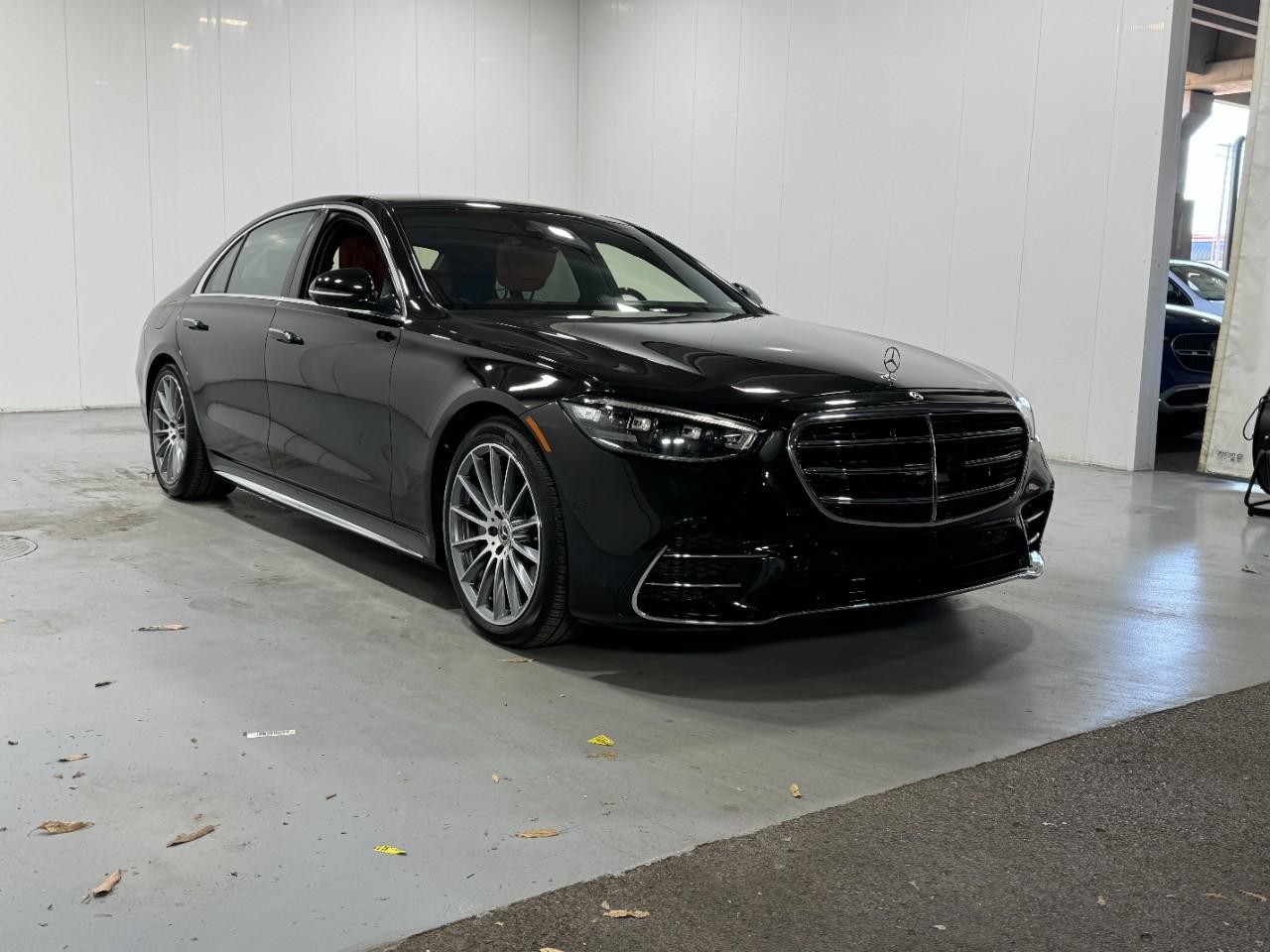Mercedes-Benz S-Class Vehicle Full-screen Gallery Image 6