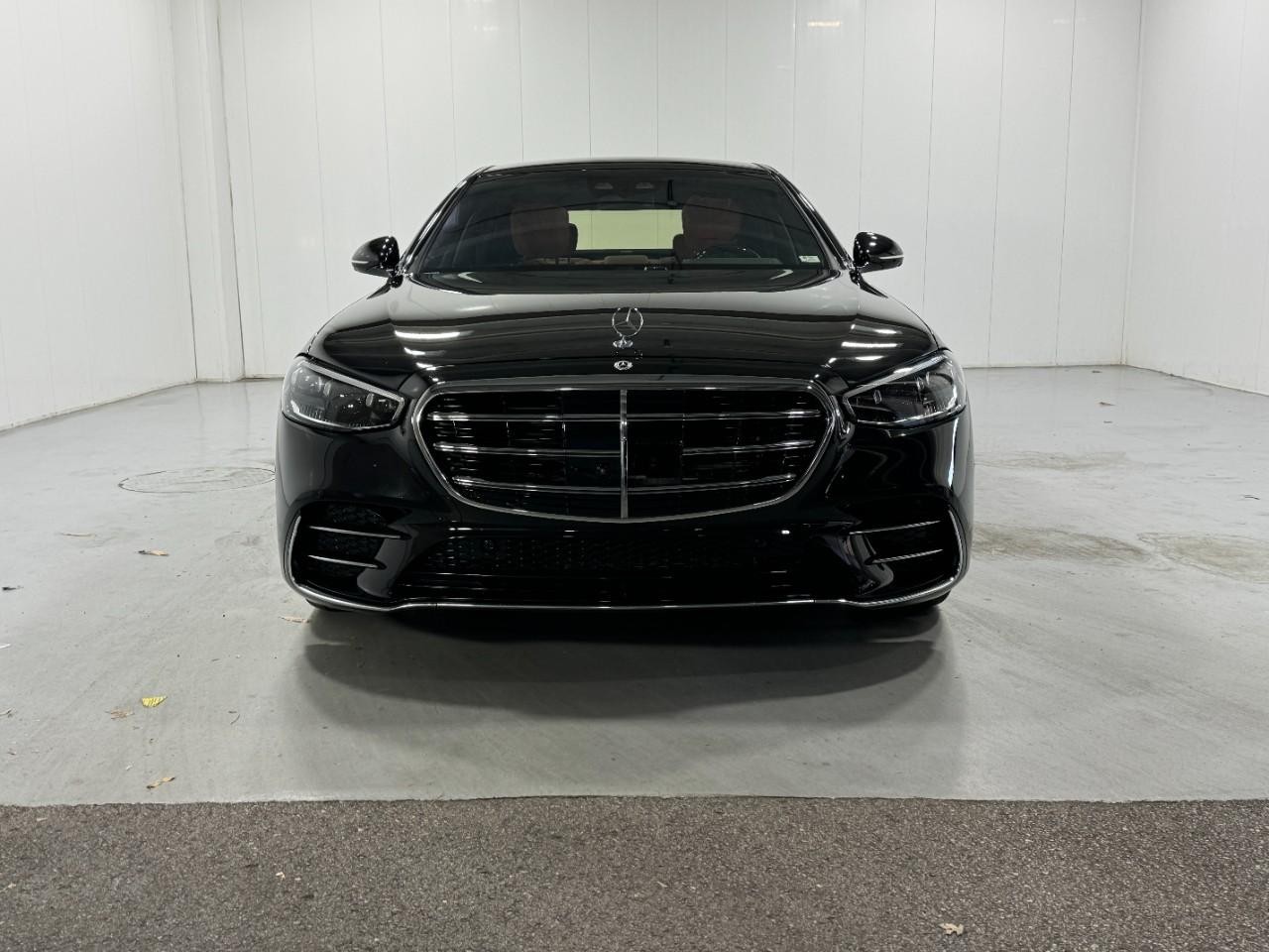 Mercedes-Benz S-Class Vehicle Full-screen Gallery Image 7