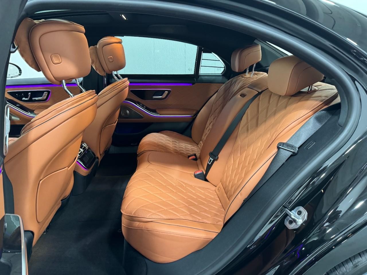 Mercedes-Benz S-Class Vehicle Full-screen Gallery Image 8