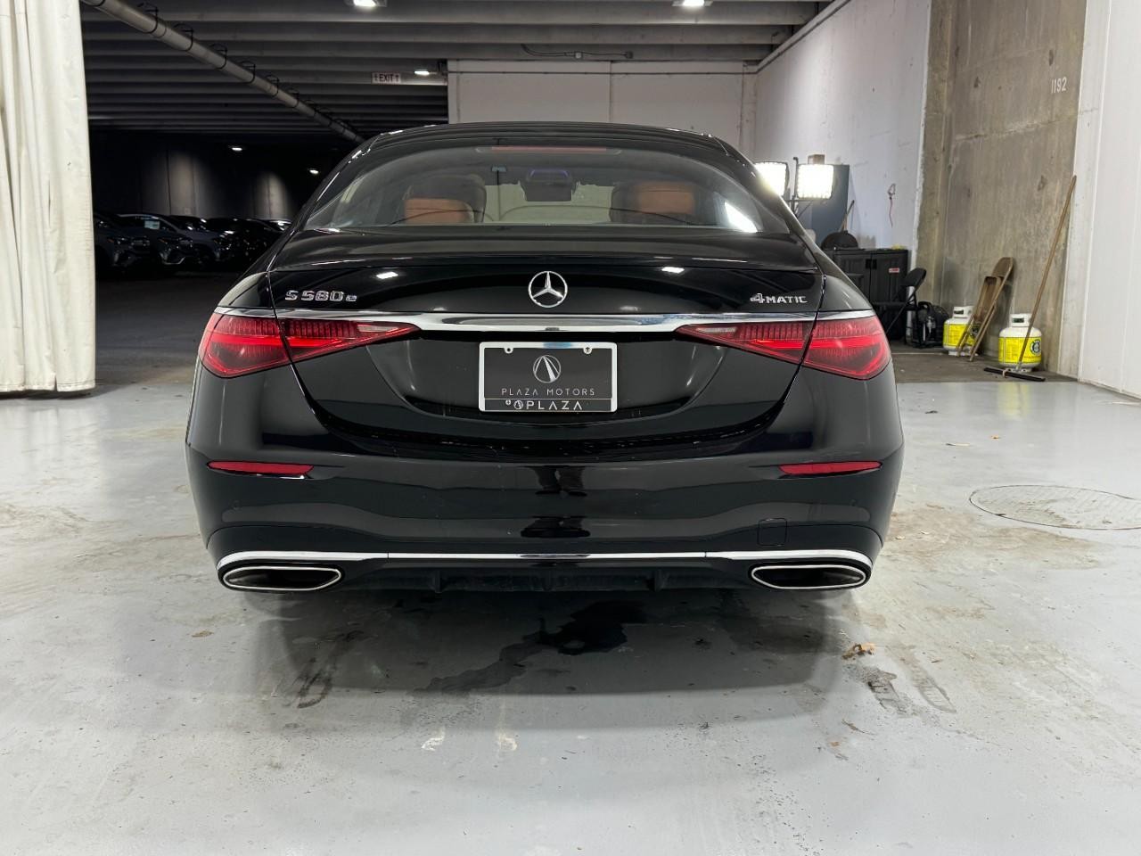 Mercedes-Benz S-Class Vehicle Full-screen Gallery Image 9