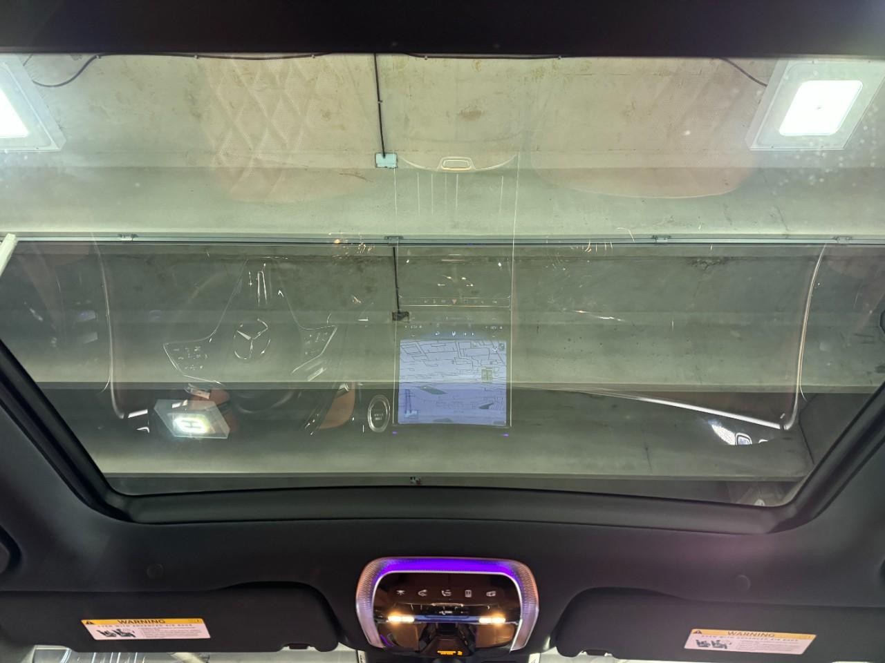 Mercedes-Benz S-Class Vehicle Full-screen Gallery Image 11